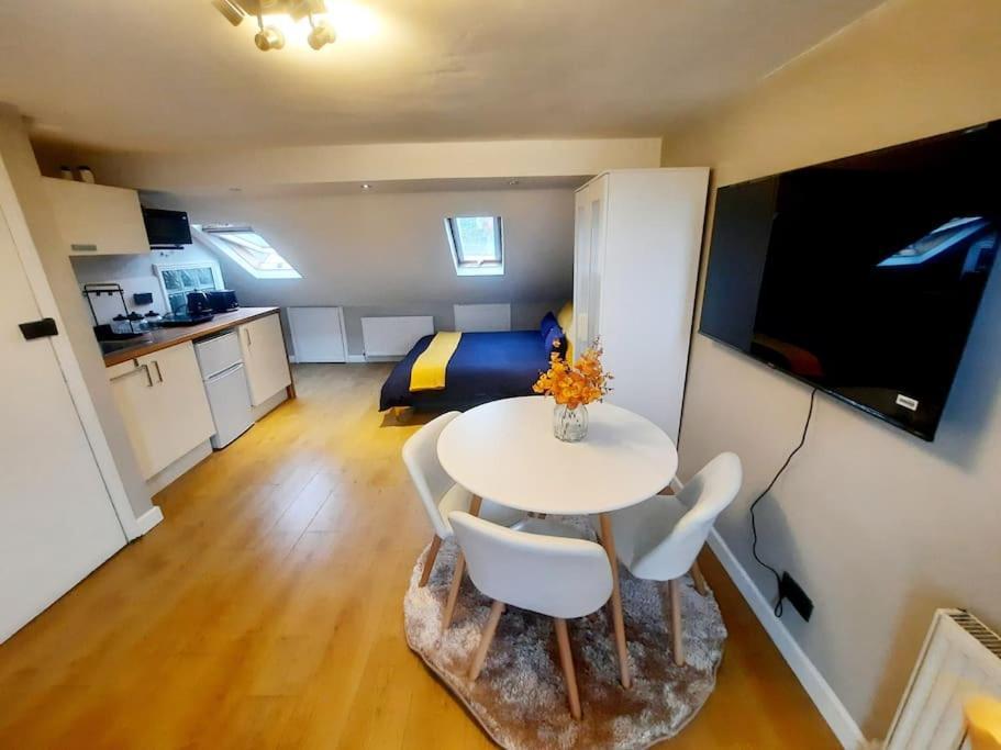 Alross Studio Flat / Private Bathroom London Eksteriør billede