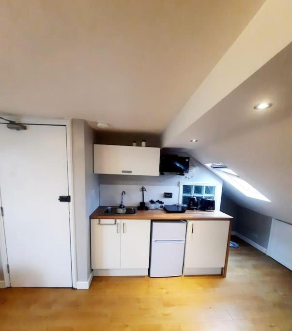 Alross Studio Flat / Private Bathroom London Eksteriør billede
