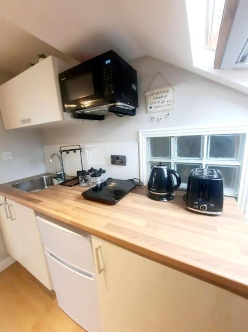 Alross Studio Flat / Private Bathroom London Eksteriør billede